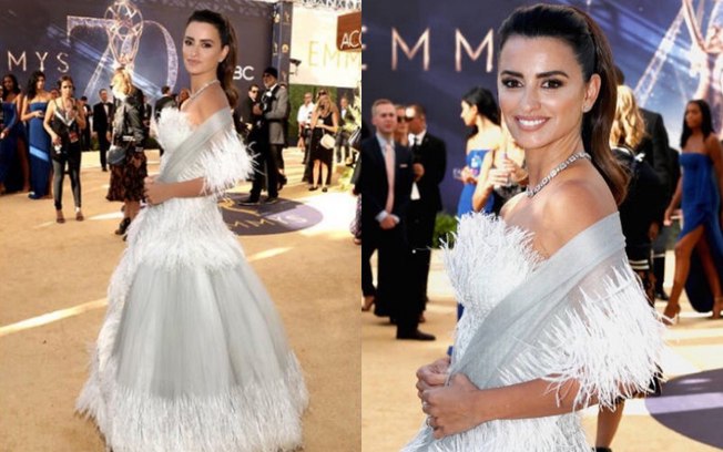 Looks das famosas: Penélope Cruz apostou em uma mescla de branco e cinza com plumas, mas não tornou o visual informal 