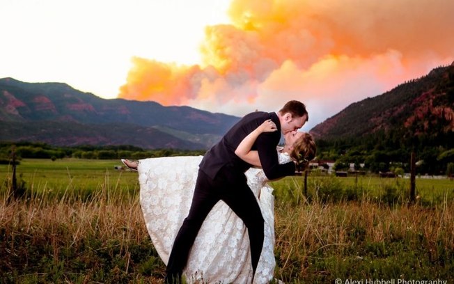 Sara e Michael Kramer estão bombando nas redes socais após fazer um saio de casamento com o incêndio de fundo